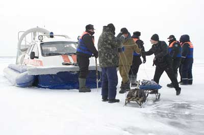 Запорожские спасатели заставили рыбаков читать газеты на льду