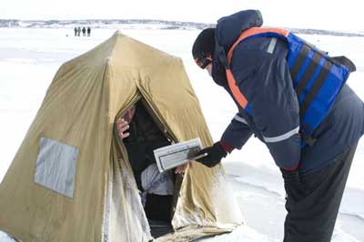 Запорожские спасатели заставили рыбаков читать газеты на льду